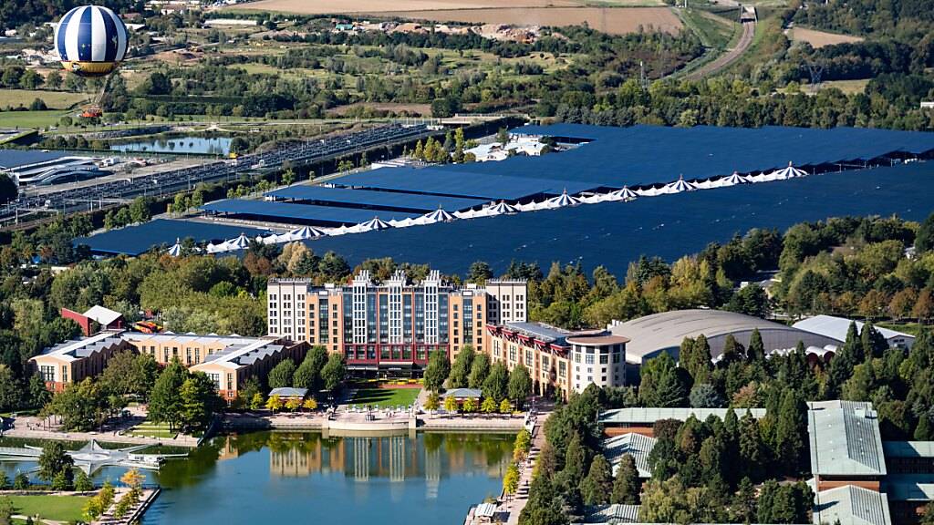Eine Tochtergesellschaft des Schweizer Stromkonzerns Axpo hat 11'200 Parkplätze im Disneyland Paris mit Solarpanelen ausgestattet.
