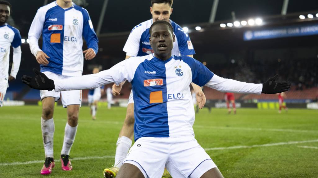 Emmanuel Tsimba schiesst die Grasshoppers in der 94. Minute mit seinem zweiten Treffer ins Glück