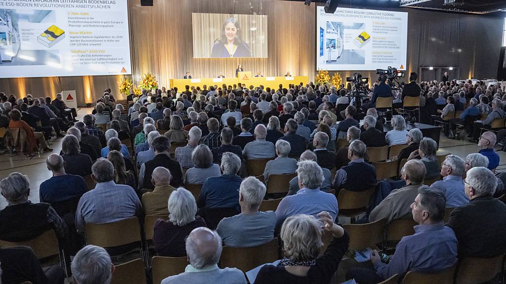 Sie segnen den Nachhaltigkeitsbericht ab: Aktionärinnen und Aktionäre an der Generalversammlung des Baustoffherstellers Sika. (Archivbild)