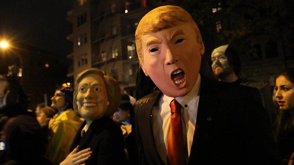 Der republikanische US-Präsidentschaftsanwärter Donald Trump war eine der beliebtesten Verkleidungen an der Halloween-Parade in New York. Im Hintergrund seine demokratische Konkurrentin Hillary Clinton.