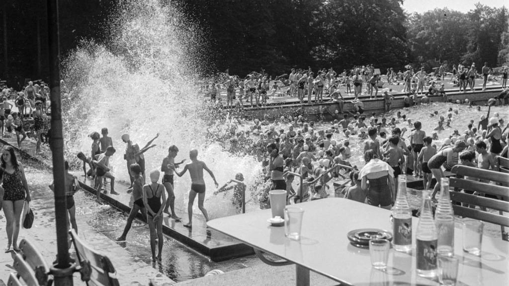 Immer zur vollen Stunde setzte sich die Wellenmaschine im Dolder-Bad in Betrieb, erstmals im Jahr 1934. Hier eine Aufnahme aus dem Jahr 1952. Im Sommer 2027 kehrt die Attraktion zurück. (Archivbild)