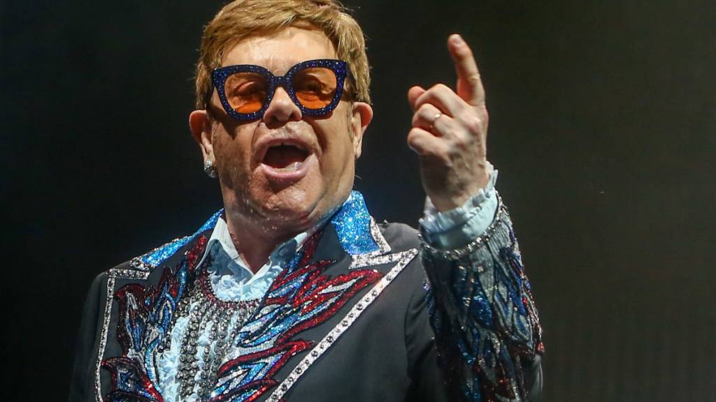 ARCHIV - Elton John gestikuliert auf einem Konzert in der spanischen Hauptstadt. Foto: Ricardo Rubio/Europa Press/dpa