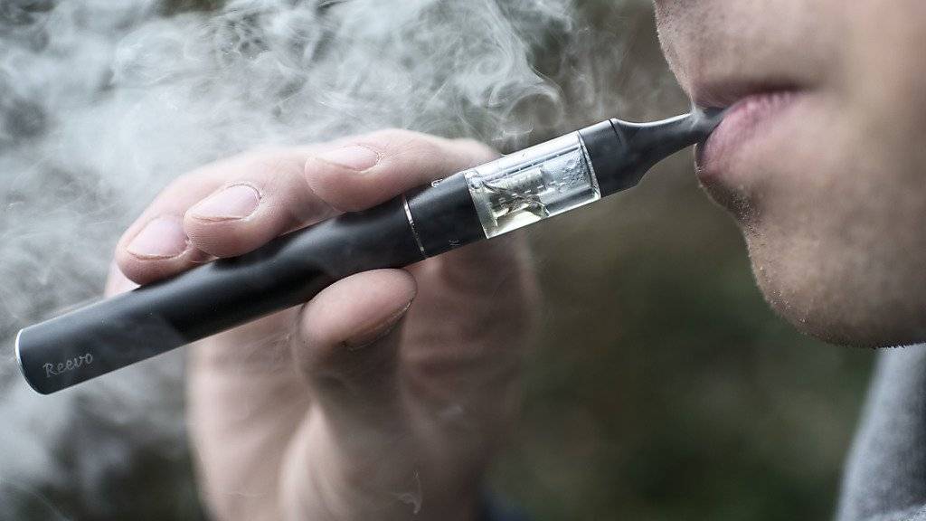 Inhalation statt Pille: Für die medizinische Cannabis-Anwendung könnte sich die E-Zigarette eignen - mit wenig Risiko für Missbrauch, sagen Forscher. (Symbolbild)