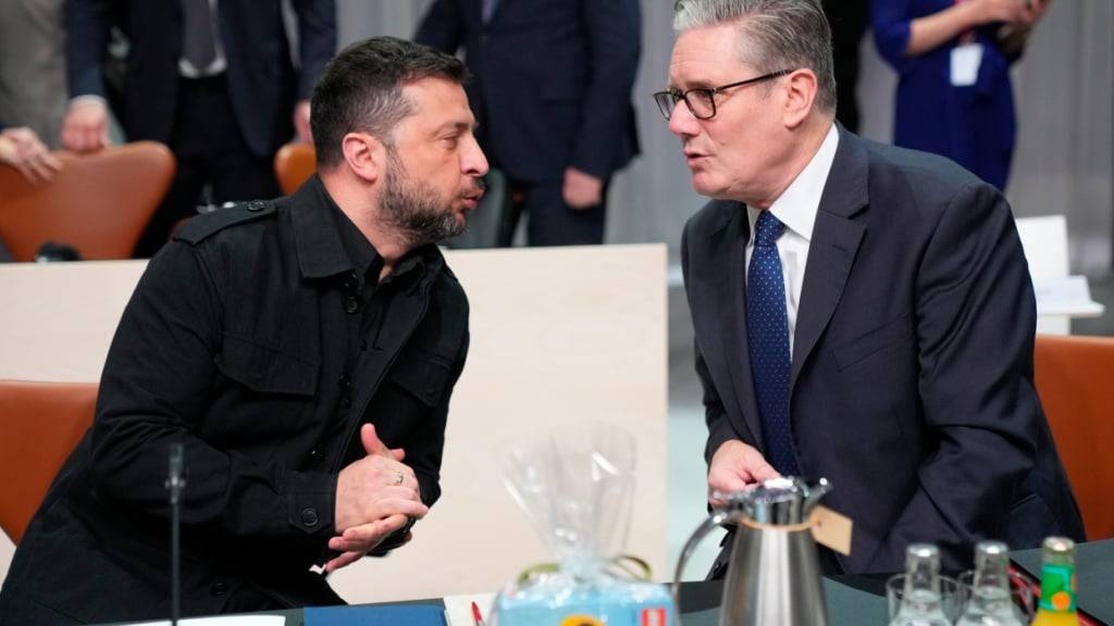 Der ukrainische Präsident Wolodymyr Selenskyj (l) spricht mit dem britischen Premierminister Keir Starmer während des Gipfels der Europäischen Politischen Gemeinschaft. Foto: Ida Marie Odgaard/Ritzau Scanpix/AP/dpa