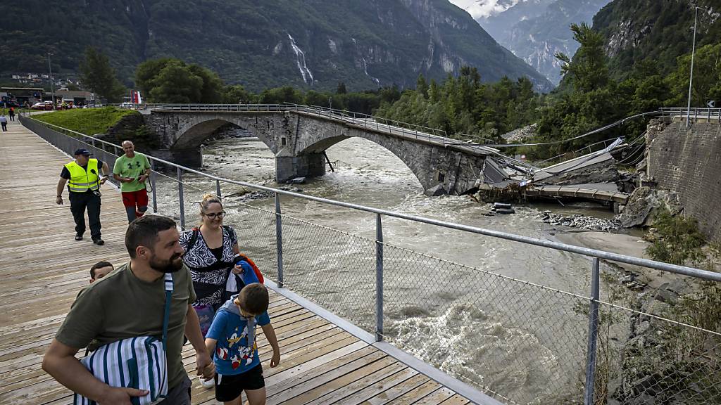 Unversehrte Velobrücke im Maggiatal wird für Autoverkehr verstärkt