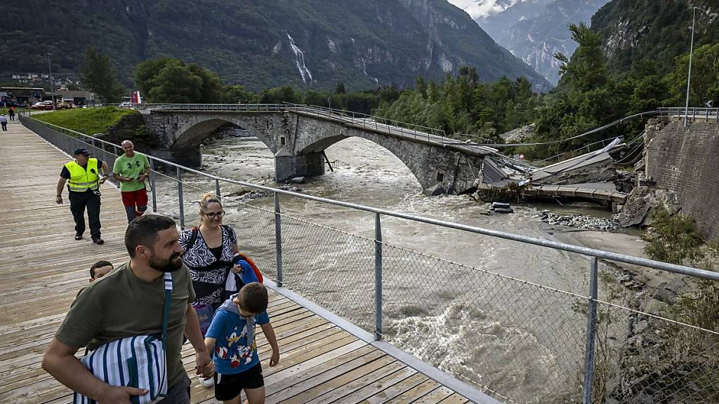 Die Velobrücke unterhalb der zerstörten Autobrücke bei Visletto soll bald für Einsatzfahrzeuge freigegeben werden.