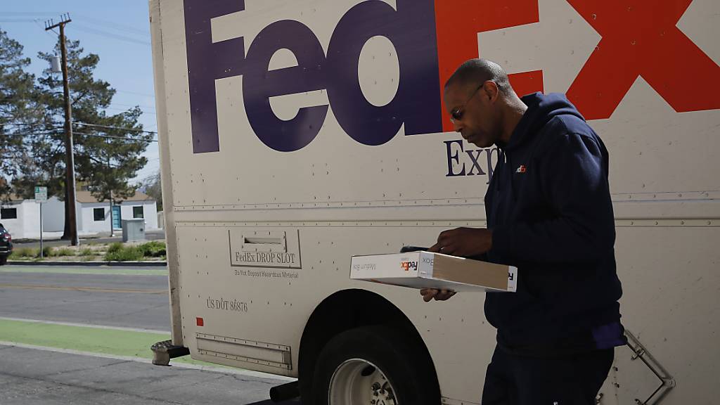 Der US-Logistikdienstleister FedEx hat von vielen Online-Bestellungen während der Coronavirus-Krise profitiert. (Archivbild)
