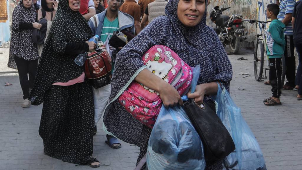 Palästinenser verlassen ihre Häuser nach einem israelischen Luftangriff in Rafah im südlichen Gazastreifen. Foto: Abed Rahim Khatib/dpa