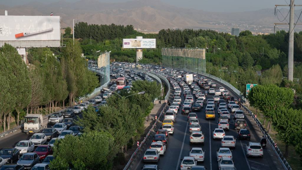 ARCHIV - Verkehr in der iranischen Hauptstadt Teheran. Foto: Arne Immanuel Bänsch/dpa/Archivbild