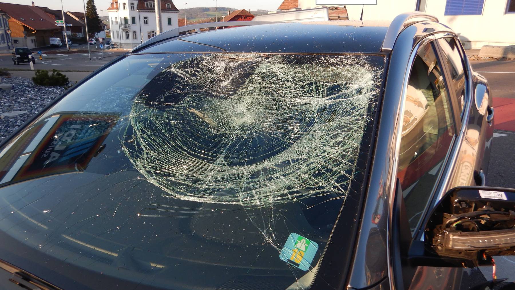 Ein 34-jähriger Velofahrer wurde beim Aldi-Parkplatz in Gloten (Sirnach) von einem Auto erfasst.