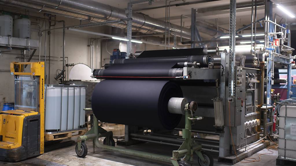 Möglicherweise rollen in Herisau Mitte des Jahres 2024 die letzten Meter veredelter Stoff vom Band der Cilander. Im Bild eine Maschine in einer Produktionshalle in Herisau. (Archivbild)