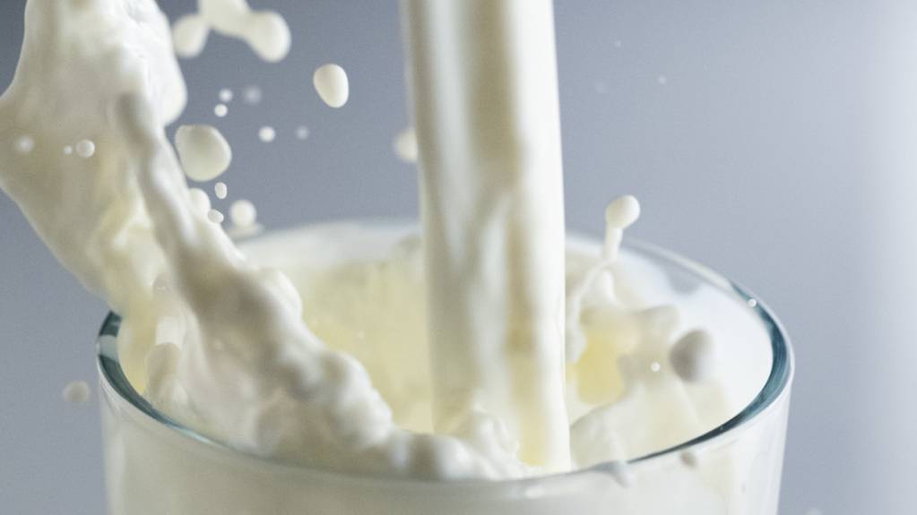 Schweizer Milch soll Klimaneutral werden. (Archivbild)