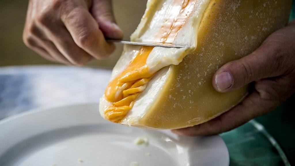 Beim neuartigen Raclette-Käse sticht die gefärbte Kuhmilch-Schicht in der Mitte heraus.