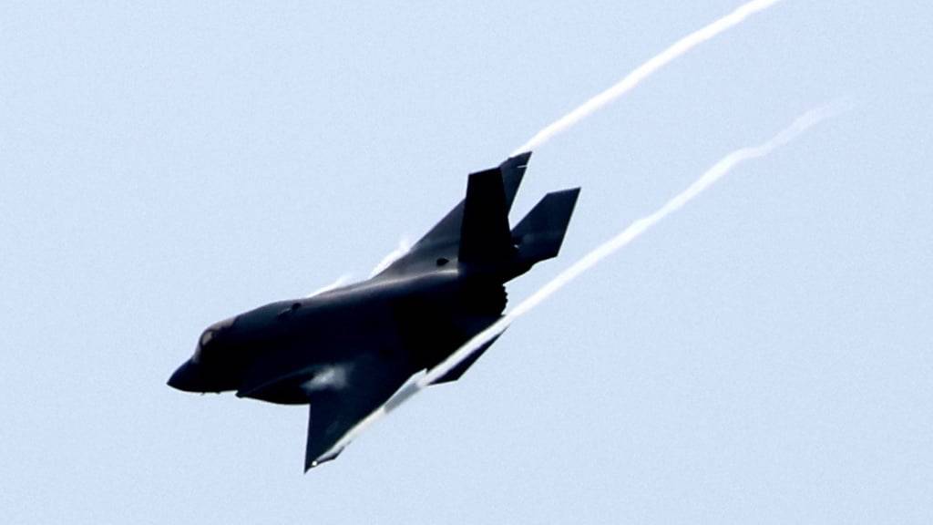 Der Bundesrat will keinen referendumsfähigen Bundesbeschluss zu den Mehrkosten für den Kauf von 36 F-35-Kampfjets aus den USA. (Archivbild)