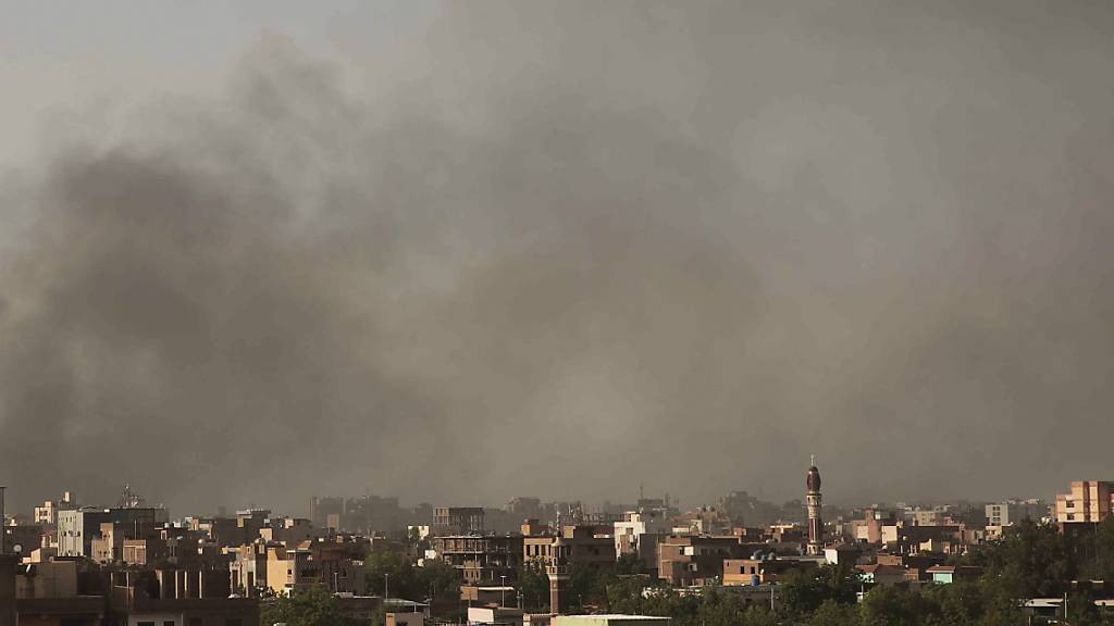 ARCHIV - Rauch steigt auf, als das schwere Artilleriefeuer anhält in Sudans Hauptstadt Khartum. Foto: Marwan Ali/AP/dpa