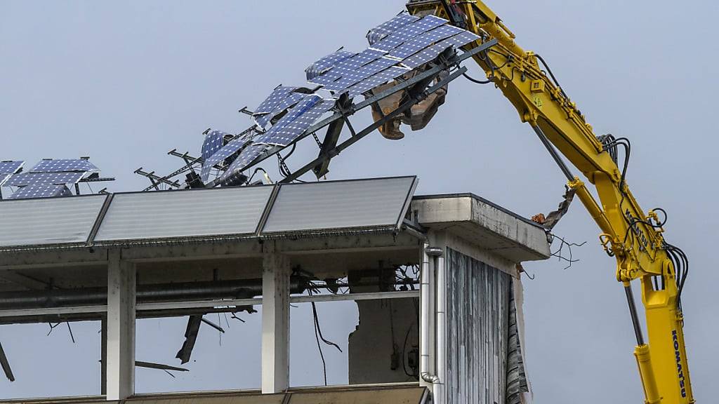 Beim Ausbau der Solarenergie in der Schweiz harzt es. Eine nationale Volksinitiative möchte nun Photovoltaikanlagen an Bauten bewilligungsfrei machen. (Themenbild)