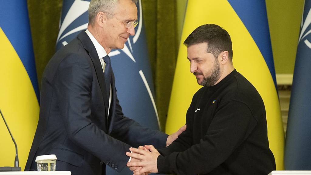 ARCHIV - Nato-Generalsekretär Jens Stoltenberg (l) und der ukrainische Präsident Wolodymyr Selenskyj im April in Kiew. Foto: Efrem Lukatsky/AP/dpa
