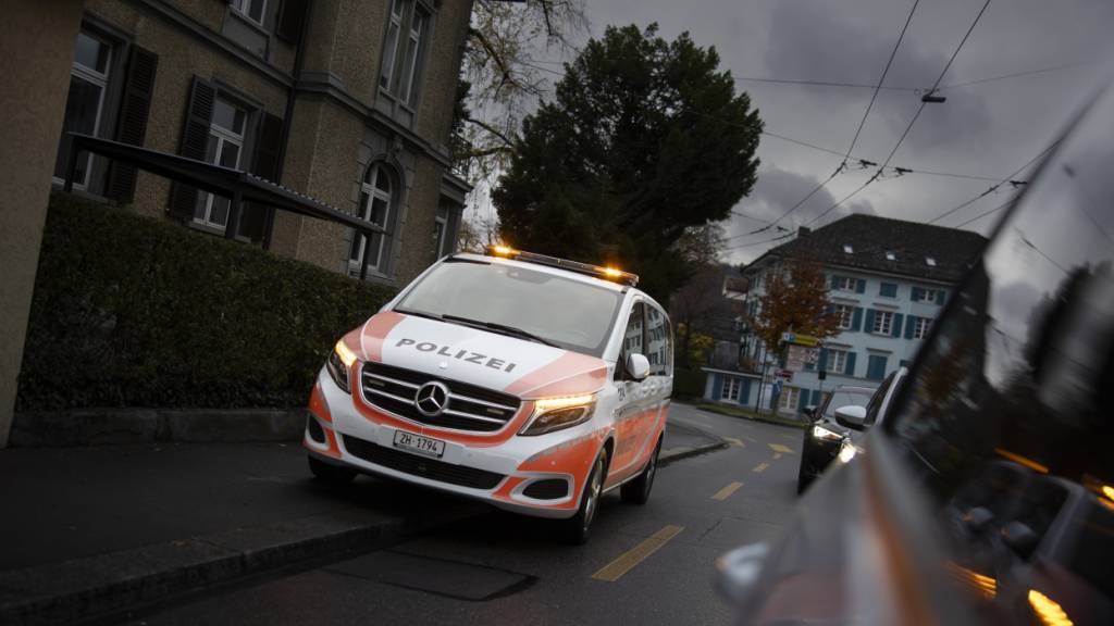 Die Stadtpolizei Winterthur verhaftete am Donnerstag drei Jugendliche, die sich mit einem Auto einer Kontrolle entziehen wollten. (Symbolbild)