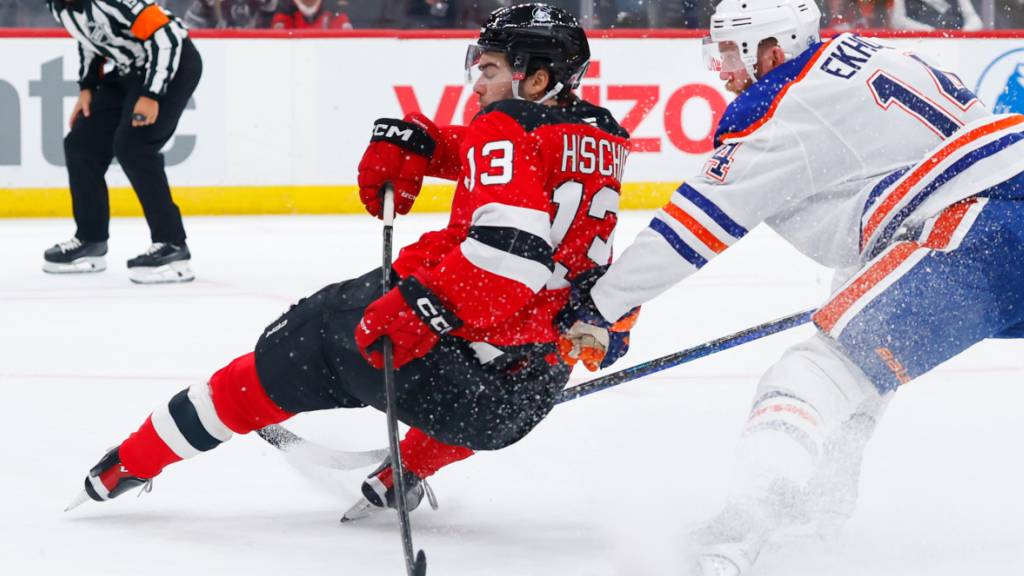 Nico Hischier (links, Nummer 13) hält auch in extremer Lage den Puck unter Kontrolle