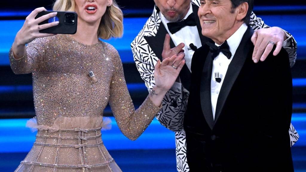 Ermittlungen gegen Chiara Ferragni (l.) gaben den Anstoss zur Ausarbeitung von Regeln für Influencerinnen und Influencer. (Archivbild vom Musikfestival in Sanremo von 2023)