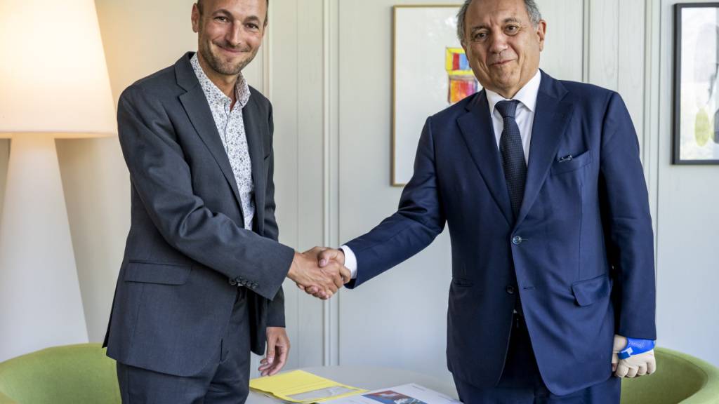 Tauwetter zwischen der Schweiz und Italien in der Angelegenheit Crans-Montana: Der Walliser Staatsratspräsident Mathias Reynard (links) empfängt den italienischen Botschafter Gian Lorenzo Cornado am Freitag in Martigny.
