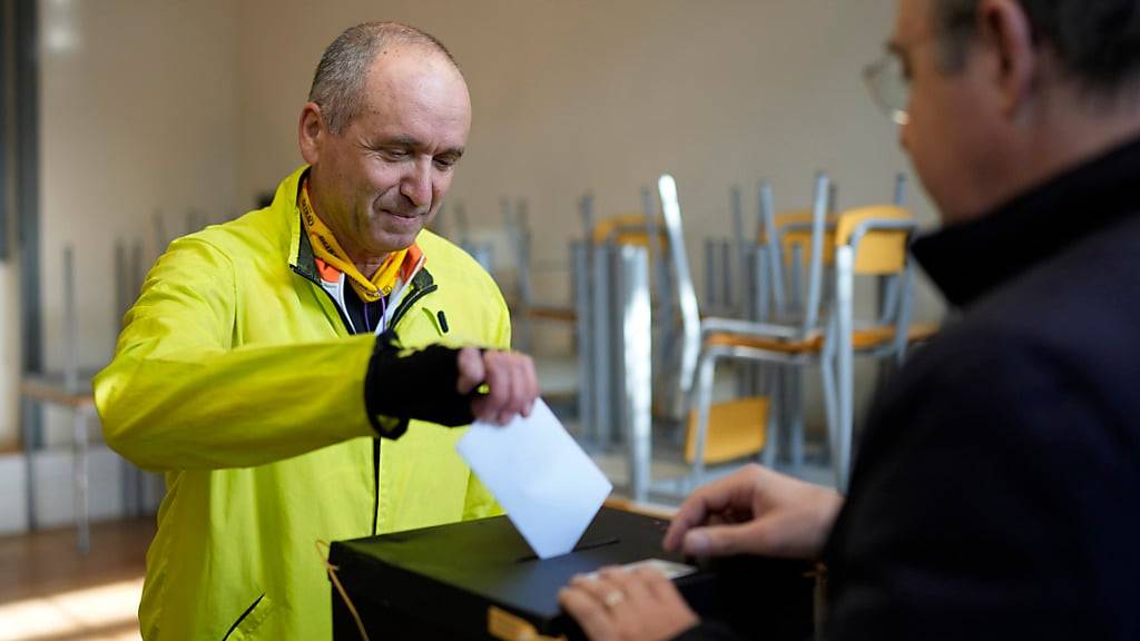 Ein Mann gibt seine Stimme für die Parlamentswahl in einem Wahllokal ab. Rund 10,8 Millionen Stimmberechtigte sind aufgerufen, die 230 Abgeordneten der «Assembleia da República» neu zu wählen. Foto: Armando Franca/AP/dpa