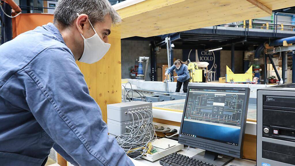 Ein Mitarbeiter der EPFL-Abteilung Plattform für hydraulische Bauwerke (PL-LCH) prüft in  der Computersimulation , wie der geplante Massongex-Bex-Rhône-Damm optimal zu dimensionieren ist: Ziel ist ein Maximum an Energiegewinnung bei einem Minimum an Umwelt-Beeinträchtigung. (Pressebild)