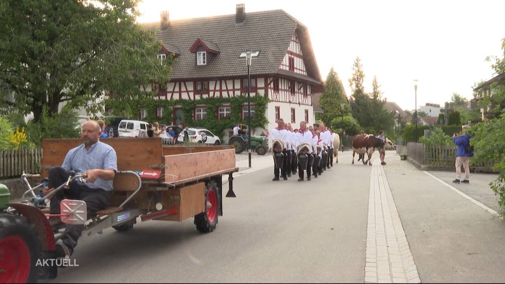 Solidaritätsmarsch: Bewohner setzen sich für den Landwirt und seine Kuhglocken ein