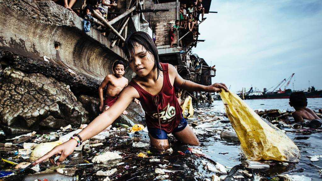 Das Bild des deutschen Fotografen Hartmut Schwarzbach erzählt laut Unicef «vom mutigen Überlebenskampf von Kindern angesichts gleich dreier Tragödien unserer Zeit: Armut, Umweltverschmutzung und Kinderarbeit».
