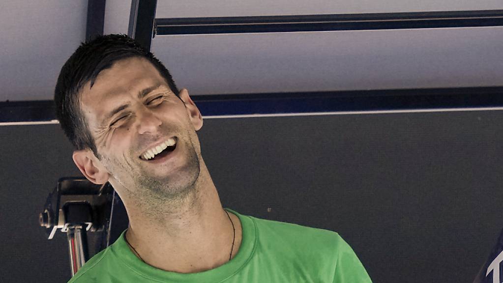 Trainieren darf er, ob er ab Montag auch um den Titel des Australian Open spielt, ist hingegen noch nicht entschieden: Novak Djokovic in Melbourne