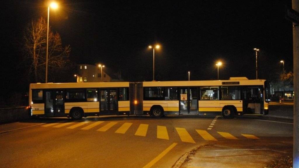Sprang nicht mehr an: Linienbus in Schaffhausen nach einem missglückten Wendemanöver. (Bild Schaffhauser Polizei)