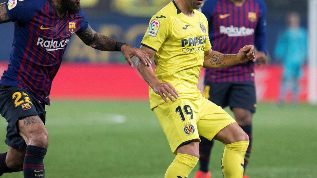 Der Aussenseiter ganz in Gelb: Villarreals Santi Cazorla setzt sich gegen Barças Arturo Vidal durch.