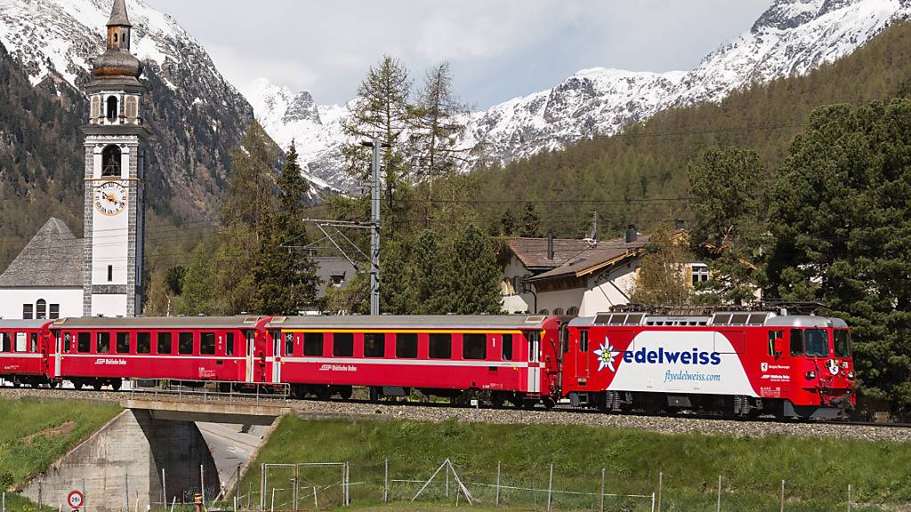 RhB-Zug in Bever GR im Oberengadin. Die Strecke Chur-St.Moritz ist wegen eines aus den Schienen gesprungenen Zuges unterbrochen. (Archivbild)