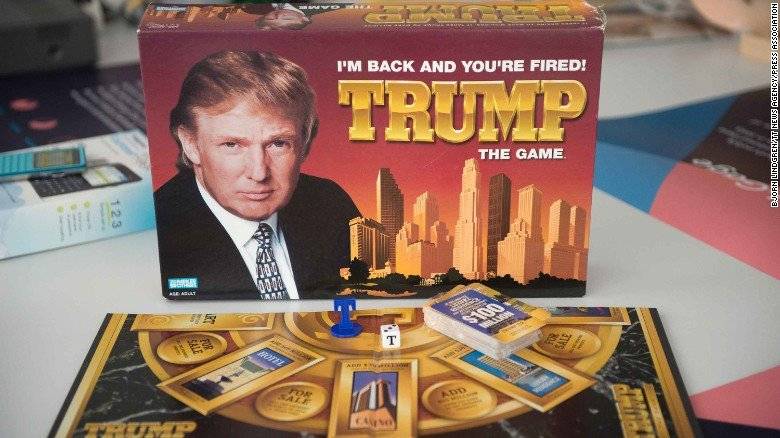 «Ich bin zurück und du gefeuert», das Spiel zum Trump-Wahnsinn (Bild: Twitter/@DanSpicer)