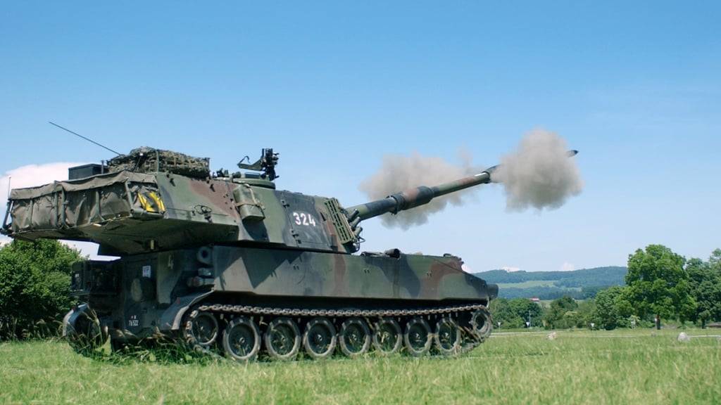 Beim Manövrieren mit einer Panzerhaubitze auf dem Simplonpass im Wallis ist ein Angehöriger der Armee schwer verletzt worden. (Archivbild)