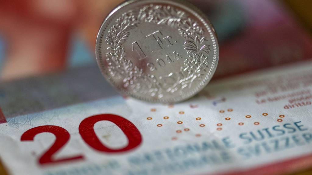 Die Sozialpartner sollen mit allgemeinverbindlichen Gesamtarbeitsverträgen kantonale Mindestlöhne unterbieten können. Das hat das Parlament entschieden. (Themenbild)