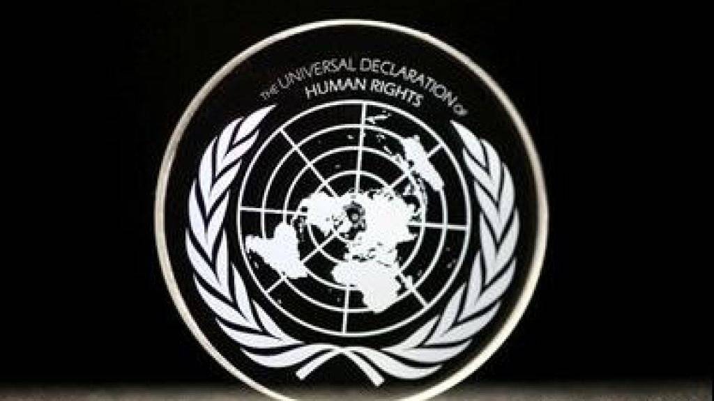 Die Allgemeine Erklärung der Menschenrechte, gespeichert in nanostrukturiertem Glas.
