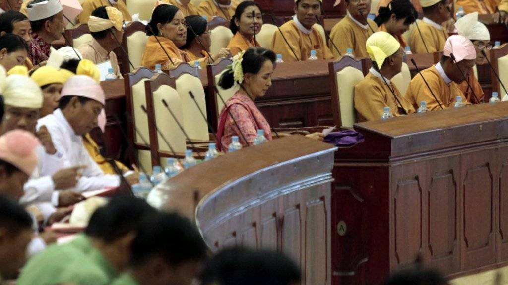 Premiere nach 55 Jahren: In Myanmar tagt ein frei gewähltes Parlament. Mit dabei ist Friedensnobelpreisträgerin Suu Kyi.