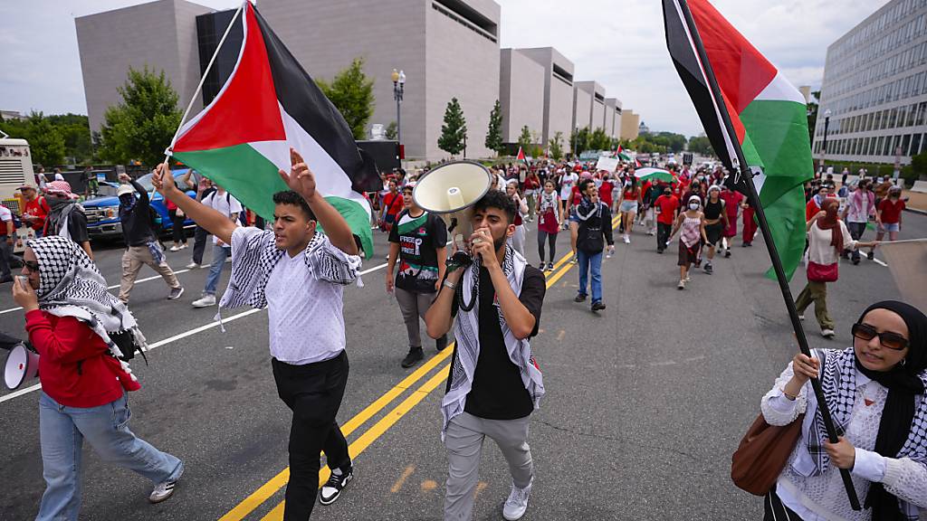 Demonstranten marschieren auf der Independence Ave. in der Nähe der National Mall vor einem geplanten Besuch des israelischen Premierministers Netanjahu im US-Kapitol in Washington. Foto: Matt Slocum/AP