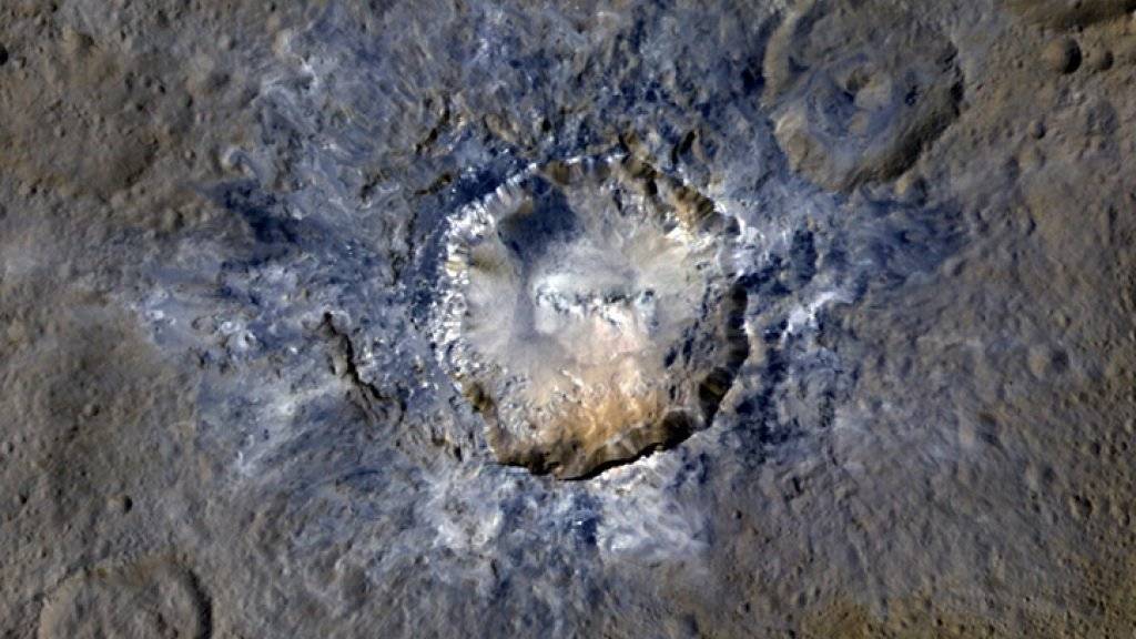 34 Kilometer Durchmesser hat der Haulani-Krater. Die «Dawn»-Bilder zeigen zudem Erdrutsche am Kraterrand.
