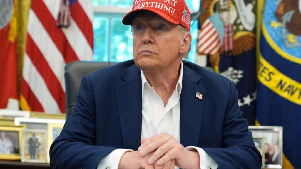 US-Präsident Donald Trump spricht mit Reportern im Oval Office des Weißen Hauses. Foto: Jacquelyn Martin/AP/dpa