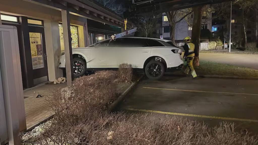 Gas statt Bremse: Senior landet in Lupfig in Hausmauer