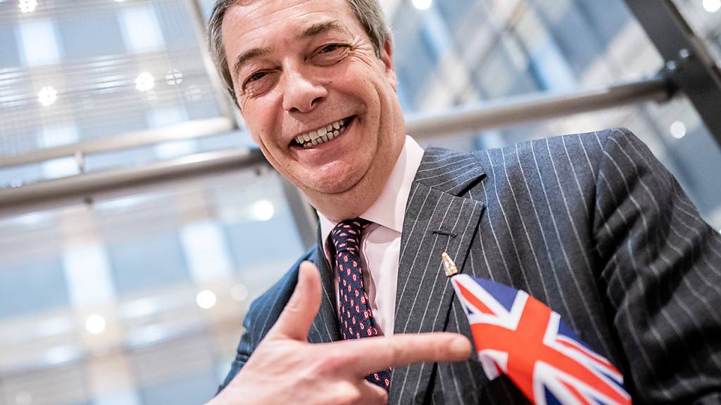 ARCHIV - Nigel Farage (Brexit Partei), stellt sich mit einer kleinen Großbritannien Fahne den Fotografen. Foto: Michael Kappeler/dpa