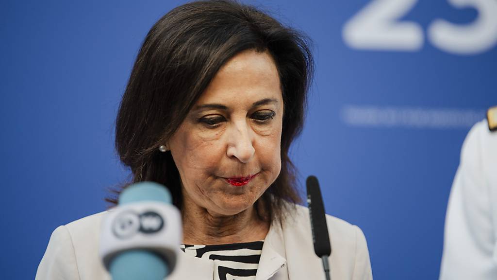 ARCHIV - Margarita Robles, Verteidigungsministerin von Spanien, spricht bei ihrer Ankunft auf dem Treffen der EU-Verteidigungsminister mit Journalisten. Foto: Mateo Lanzuela/EUROPA PRESS/dpa