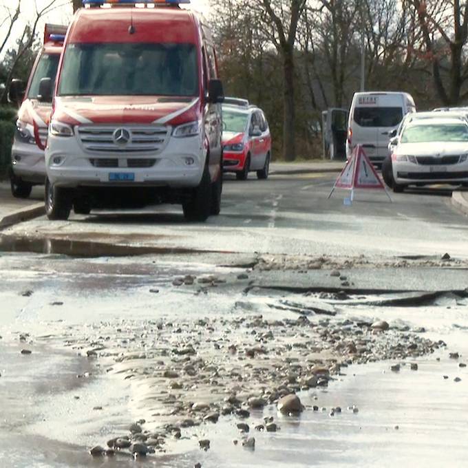 Rohrbruch im Rossfeld – Wasser läuft über Strasse und in Gebäude