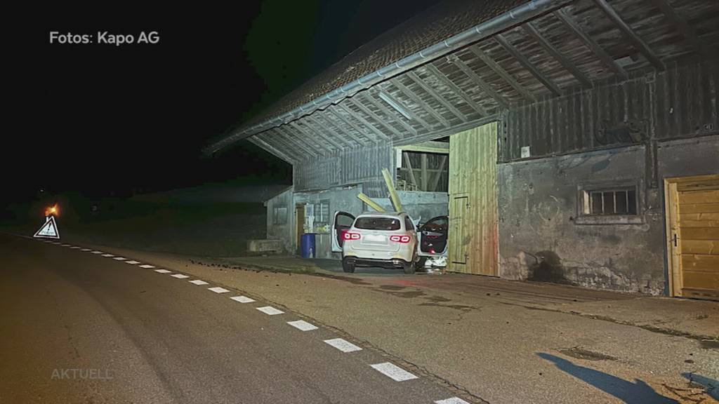 Heftiger Selbstunfall: In Aristau prallt ein Autofahrer in eine alte Scheune