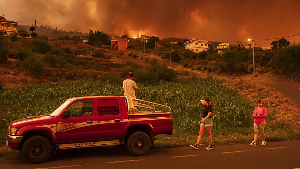 Laut dem kanarischen Regierungschef Fernando Clavijo ist es einer der schlimmsten Brände auf Teneriffa in den vergangenen 40 Jahren. Foto: Arturo Rodriguez/AP/dpa