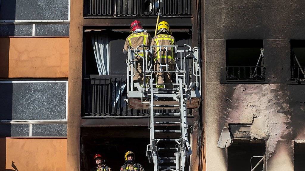 Bei einem Brand in einem Hochhaus im spanischen Barcelona sind drei Personen ums Leben gekommen. 16 weitere Menschen wurden verletzt - ein Baby schwebt in Lebensgefahr.