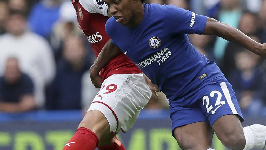 Arsenals Granit Xhaka und der Brasilianer Willian vom FC Chelsea kämpfen um den Ball