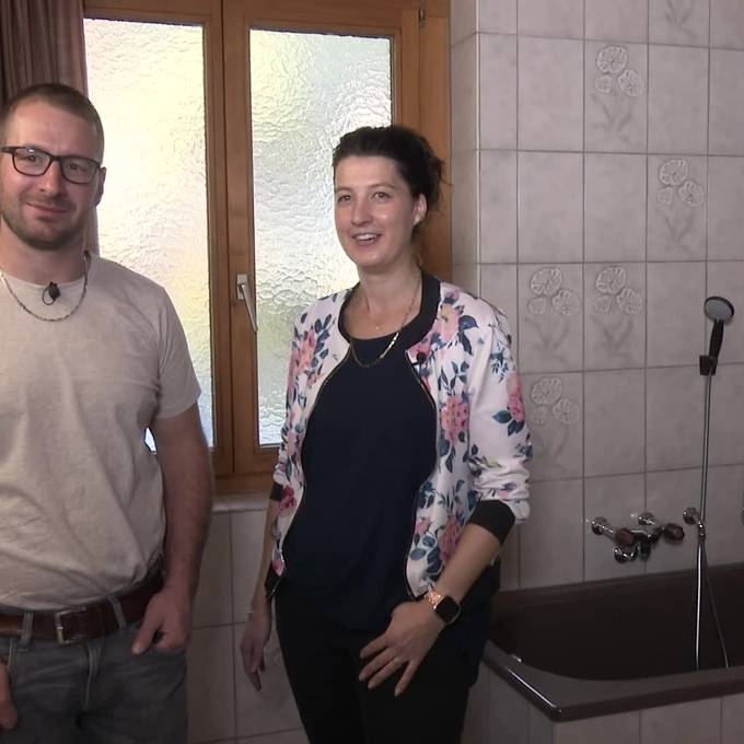 Es geht los: Die Profis inspizieren das alte Bad in Sörenberg